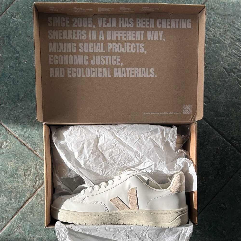 Veja Low-Top Sneaker in Off-White with Beige V